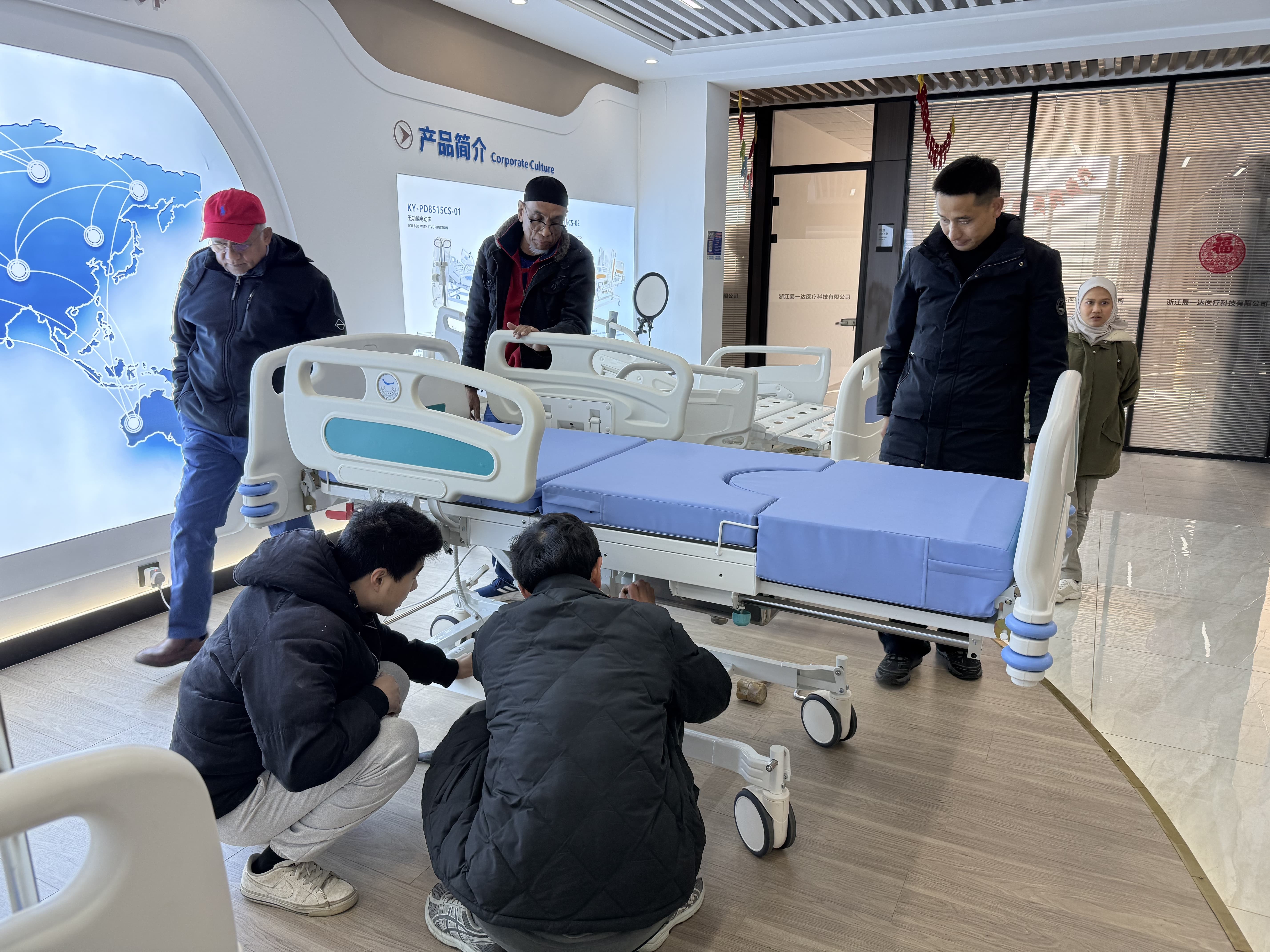 Últimos blogs de la empresa sobre Cliente de Malasia visita fábrica para inspeccionar camas de maternidad personalizadas