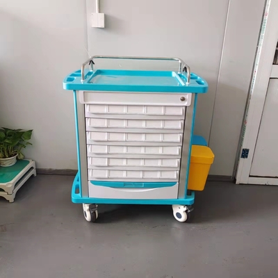 El camión de reparto azul material de la medicina del ABS solicita hospital