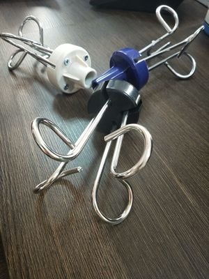 comprar El soporte médico de la infusión del goteo del hospital engancha blanco y negro azul Fabricación en línea
