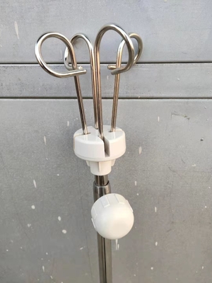 comprar Soporte de acero inoxidable de la infusión del hospital blanco y negro de IV poste con los ganchos Fabricación en línea
