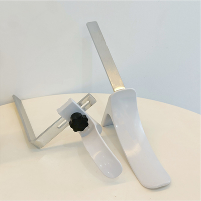 Los accesorios ginecológicos de la cama de hospital acorchetan el material blanco del ABS