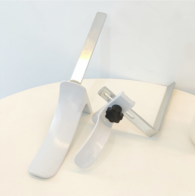 Los accesorios ginecológicos de la cama de hospital acorchetan el material blanco del ABS