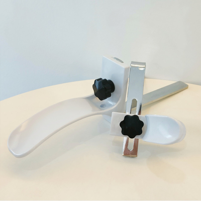 Los accesorios ginecológicos de la cama de hospital acorchetan el material blanco del ABS