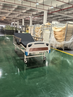 Cama de hospital manual de dos funciones con marco de acero laminado en frío