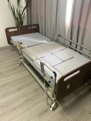 Casa eléctrica de ancianos cama de ancianos con ruedas bloqueables