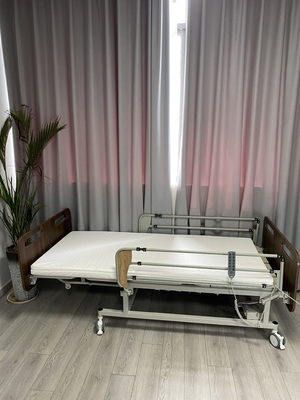 Casa eléctrica de ancianos cama de ancianos con ruedas bloqueables