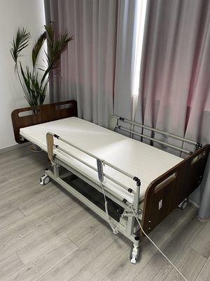 Casa eléctrica de ancianos cama de ancianos con ruedas bloqueables