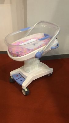 Blanco de la carretilla del bebé del hospital de la carga del control 25kg del sistema hydráulico del pesebre del bebé de la cama del niño del hospital
