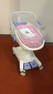 Blanco de la carretilla del bebé del hospital de la carga del control 25kg del sistema hydráulico del pesebre del bebé de la cama del niño del hospital