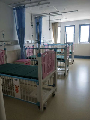 Pesebre ajustable inestable del bebé del hospital del respaldo dos