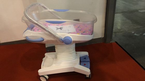 Blanco de la carretilla del bebé del hospital de la carga del control 25kg del sistema hydráulico del pesebre del bebé de la cama del niño del hospital