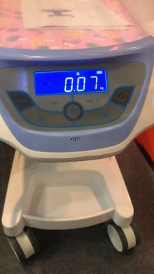 Blanco de la carretilla del bebé del hospital de la carga del control 25kg del sistema hydráulico del pesebre del bebé de la cama del niño del hospital