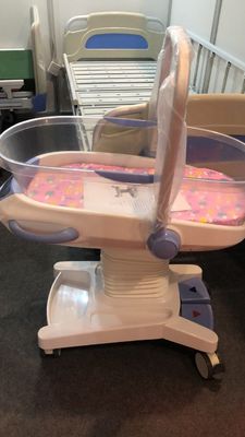 Blanco de la carretilla del bebé del hospital de la carga del control 25kg del sistema hydráulico del pesebre del bebé de la cama del niño del hospital