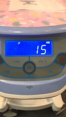 Blanco de la carretilla del bebé del hospital de la carga del control 25kg del sistema hydráulico del pesebre del bebé de la cama del niño del hospital