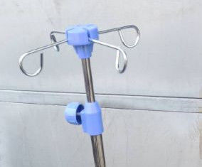 Soporte de acero inoxidable de la infusión de los 210cm de hospital de los accesorios pacientes de la cama IV poste