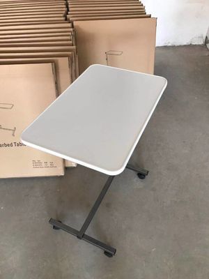 Tabla blanca de la cama de Tray Table With Wheels Over de la cama de hospital de los pacientes