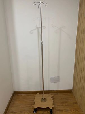 Sitio paciente derecho movible de aluminio de la cama del soporte IV poste de la infusión IV