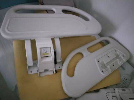 Los accesorios médicos de los productos que Bedrails para Medicall acuesta el color blanco PP echan a un lado los carriles para las piezas de la cama de hospital