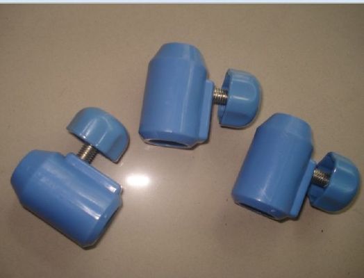 IV el soporte parte los accesorios de la manija IV poste del color de Bule para la capa no- del resbalón de la operación fácil del soporte de la infusión