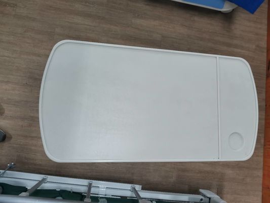 Cama de hospital sobre la tabla de la cama para el hospital de los pacientes médico sobre tablero de tabla de la cama