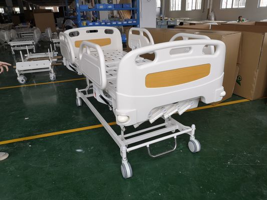 Cama de hospital manual de la cama paciente inestable tres con los echadores de fijación centrales lujosos