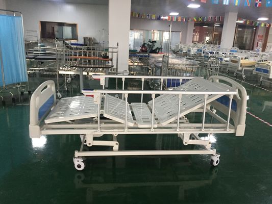 Tres funciones ponen el lado de la aleación de aluminio cercan camas de hospital con barandilla manuales pacientes