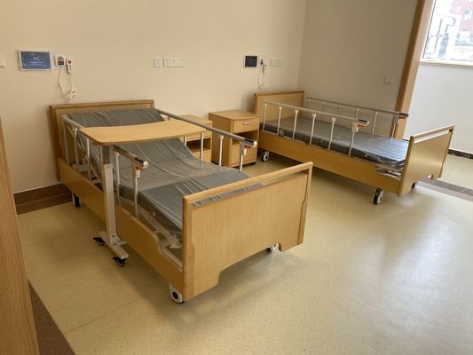 Tres camas de hospital de madera de la cama eléctrica de los cuidados de enfermería en casa de las funciones para los ancianos