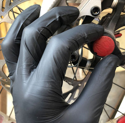 Los guantes médicos del nitrilo no estéril ennegrecen guantes disponibles del nitrilo