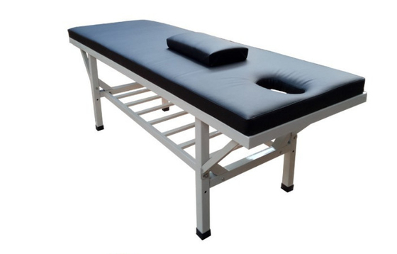 La cama minimalista del examen para el hospital utiliza asistencia médica manual