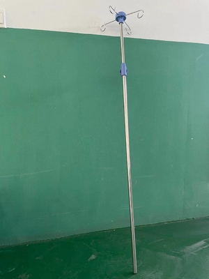 Soporte azul especial de la infusión del hospital móvil con 4 ganchos