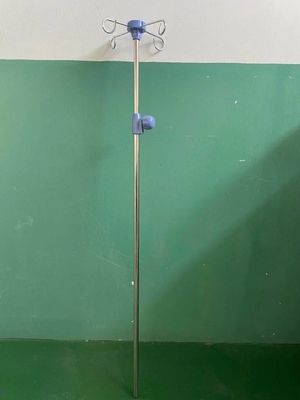 Soporte azul especial de la infusión del hospital móvil con 4 ganchos