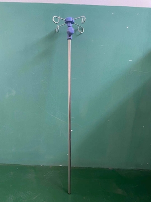 Soporte azul especial de la infusión del hospital móvil con 4 ganchos