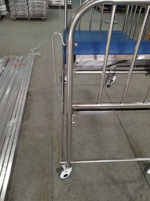 Cama de hospital infantil material de acero inoxidable médica