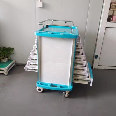 El camión de reparto azul material de la medicina del ABS solicita hospital