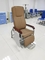 Pesque libremente el material marrón ajustable de la PU con caña de la silla de la infusión del hospital