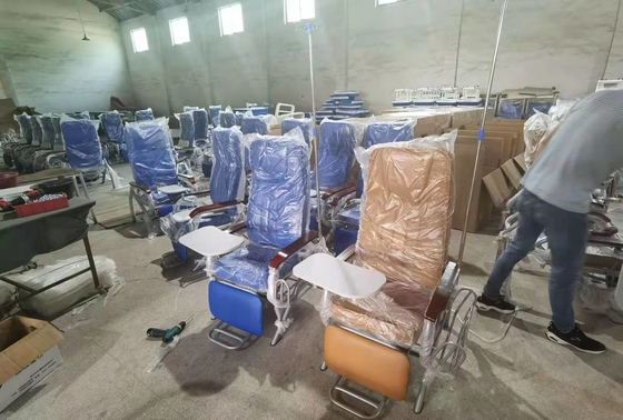 La silla de la transfusión del hospital para el resto paciente de la parte posterior del uso y el pie descansan ajustable