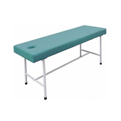 La cama minimalista del examen para el hospital utiliza asistencia médica manual